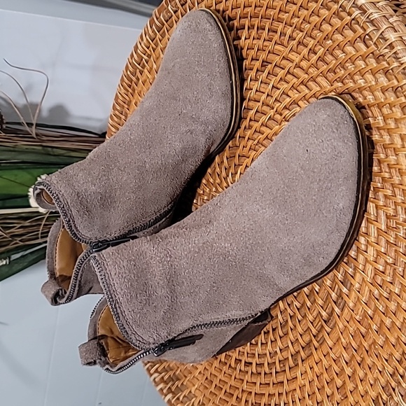 👌😊Lucky Brand Bartilino Tan Suede Zip Booties Low Block Heel Womens - Picture 3 of 9